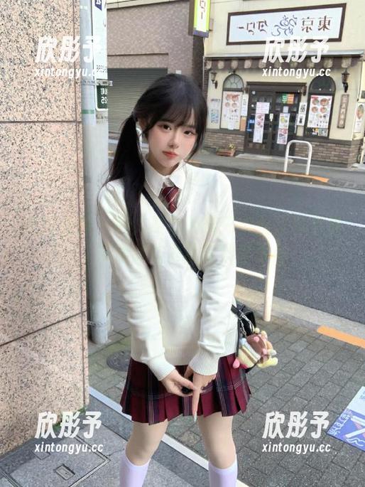 克拉女神 - 令人倾心的瑞莎肉丝写真全集，展现女性力量与柔美兼具