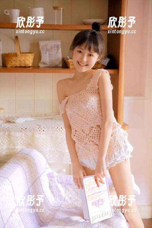 克拉女神 - 百琳办公室摄影：独特原图下载，感受她工作环境中的个性魅力