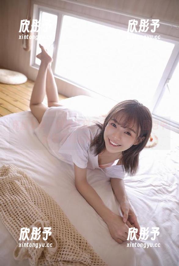 克拉女神 - 钟淇红裙美图大放送：图包中的所有精彩瞬间一网打尽