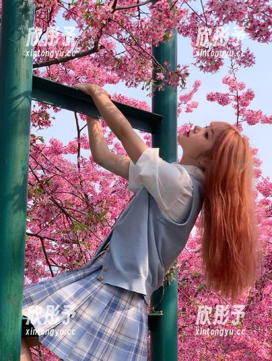 兔玩映画紫色T恤与白丝的时尚写真，尽在精选作品集中