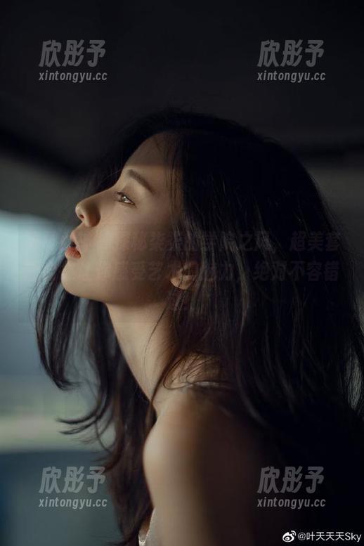 初夏女神 - 探秘柒柒的学院之风，超美套图合集让你感受艺术的魅力，绝对不容错过！