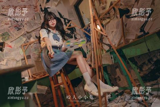 跟随“咬人小小兔”的私拍图集，邂逅美脚之诗意画卷