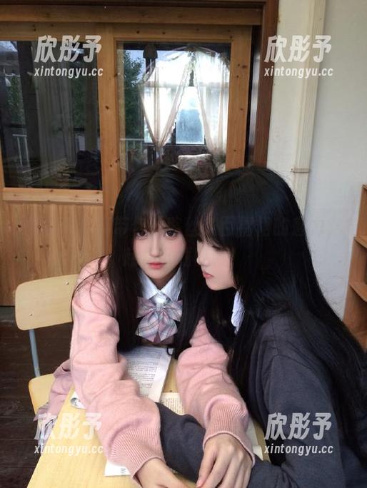 高清喵写真带你领略丝袜百褶裙的魅力，赶快下载收藏！