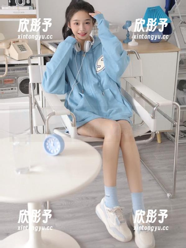 头条女神 - 刘瑾希最新作品发布，白丝风格让你欲罢不能的视觉盛宴