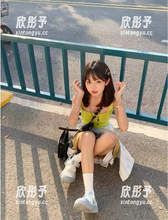 头条女神 - 尹菲浴室最新图包放送，带你洗净心灵的视觉盛宴！