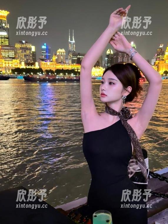 头条女神 - 张梓柔定制职业装作品，展现独特气质与非凡风格的写真之旅