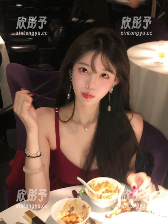 头条女神 - 松果儿黑色魅影图集全新更新，感受独特的视觉冲击力