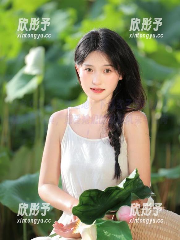 头条女神 - 随时随地，下载玄子与OL闺蜜的原图写真，感受她们的职场风采与时尚！