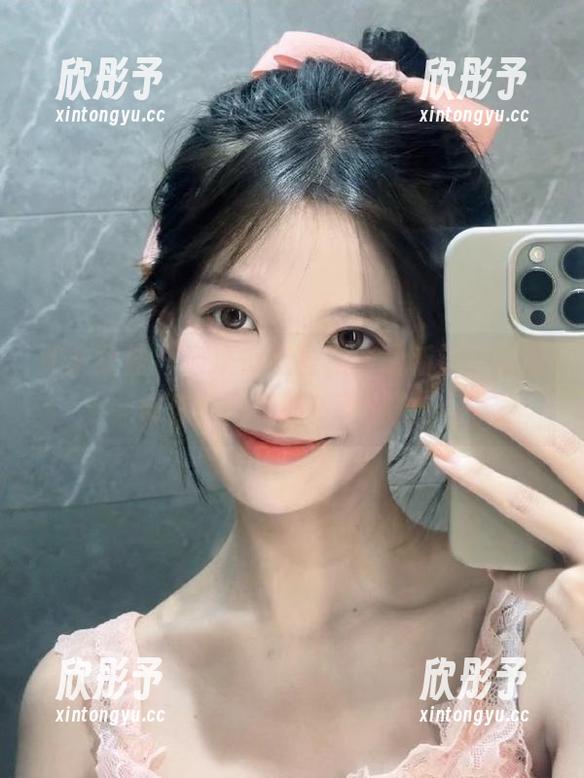 头条女神 - 筱溪惊艳亮相，最新镂空套图带你领略她的独特魅力！
