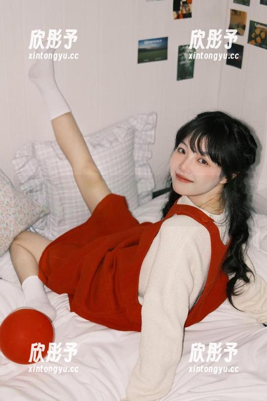 头条女神 - 美纳子网袜写真大放送，赶快来免费下载让你心动不已的美图！