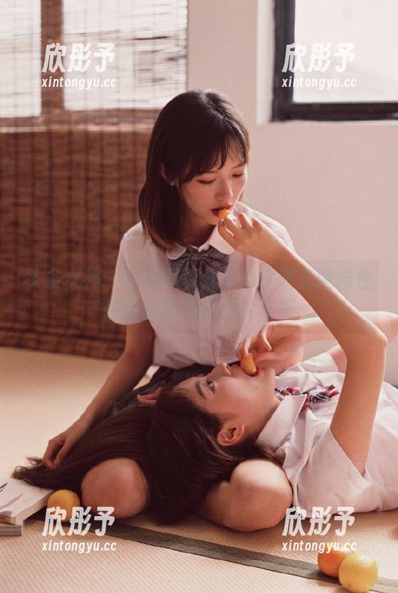 头条女神 - 私房写真分享：探索莫晓希性感美腿的极致图片之美
