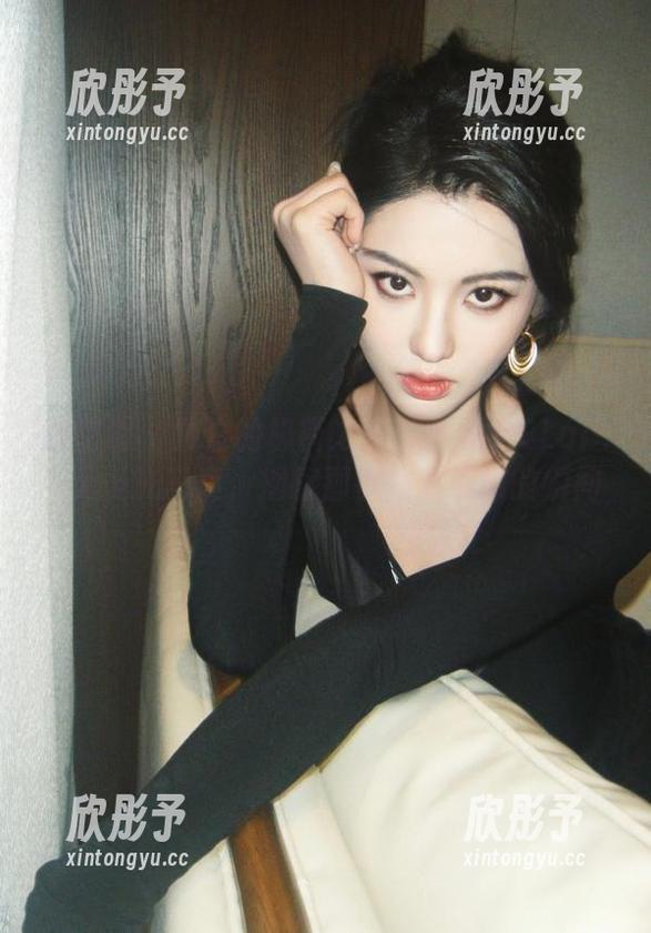 小仙女ELaine 微密圈 - 黑白的极简之美:小仙女ELaine无圣光写真,捕捉那些悄然绽放的瞬间