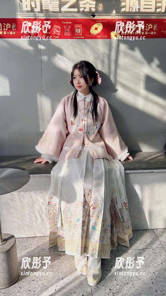 捕捉魔幻瞬间：小女巫露娜连体衣魅力图包合集全览