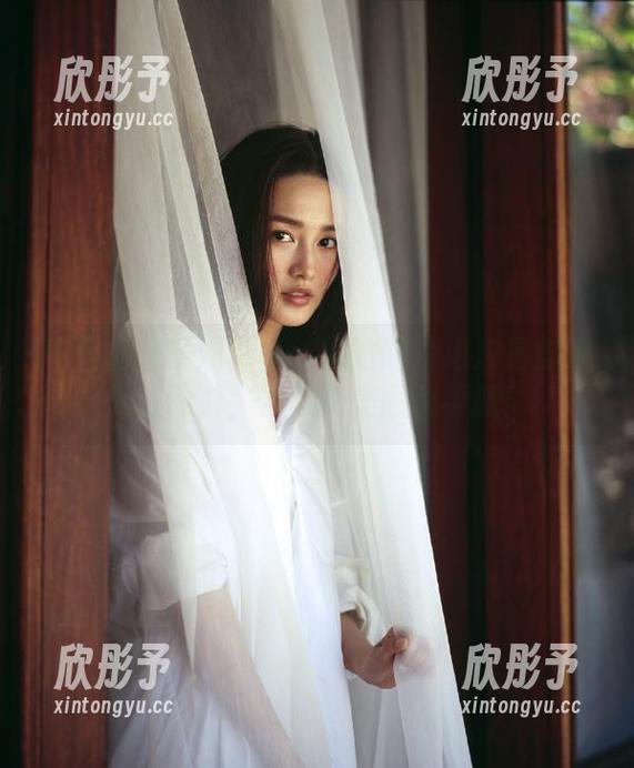 小瑶幺幺学妹写真：她的照片绝对是你每天的动力，学习和美丽两手抓！