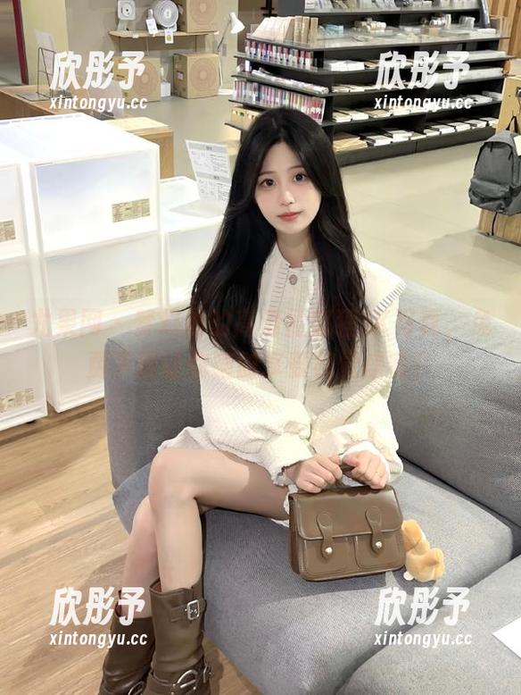 尤果网 - 梦幻般的高清孟狐狸JK写真，免费下载让你随时享受视觉盛宴！