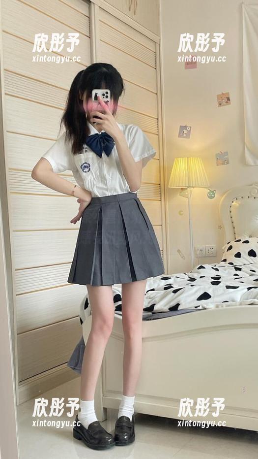 尤果网 - 探索小喜的奶牛写真，下载免费图片，感受田园风光的宁静之美