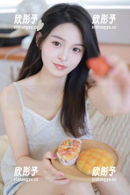 尤果网 - 在谭晓彤的纯白写真中，感受梦幻图库的温暖与美好！