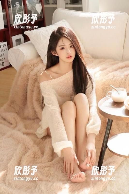 尤果网 - 齐贝贝的灰丝写真美图，揭示她在镜头下的无限可能