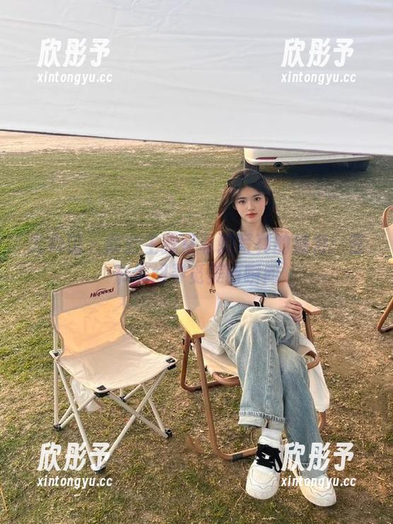 尤物馆 - 俞公主教室私拍写真的魅力：在书本间寻觅美丽瞬间