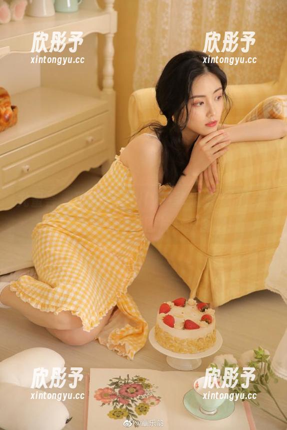 尤蜜荟 - 跟随“Emily尹菲姐姐”的足迹，探索她的精美图片与原图吧！