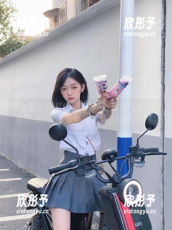 尤蜜荟 - 探索娜娜TINA的优雅气质：珍藏图集，记录她每一款套装的独特作品