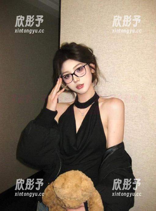 尤蜜荟 - 高清短裙写真：谭小灵在阳光下的性感与优雅