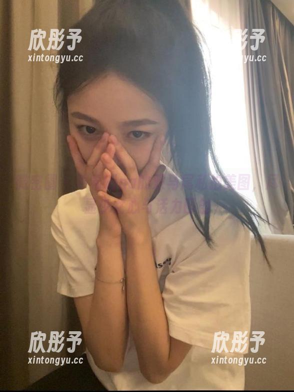 微密圈 - 希希Gina的双马尾私拍美图，尽显少女心与活力四射