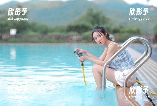 推女神 - 施忆佳Kitty酱夏季泳装套图作品，捕捉阳光与海岸的完美瞬间