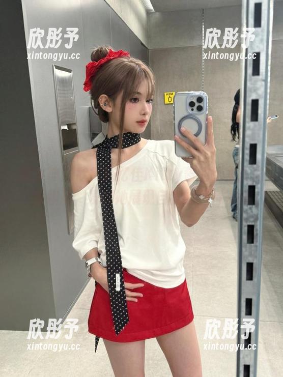 推女神 - 欣赏施忆佳Kitty酱的无圣光肉丝作品，发现她展现自我的独特视角