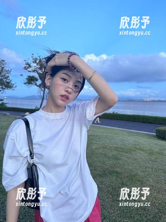 推女神 - 观看施忆佳纯白写真，欣赏那些令人心动的美丽图片！