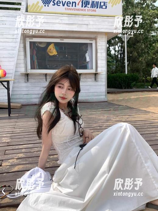 推女神 - 苏糯米图集在线发布，美足引发网友吐槽，这腿怎么能这么细？