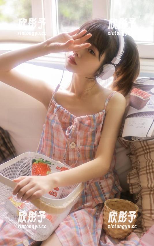 星颜社 - 呈现黄寒娜的定制作品：灰丝，时尚与个性的完美结合