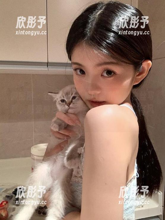微密圈 - 在线浏览“是可馨吖”的白丝写真，感受她通过镜头展现的无限魅力与风情！