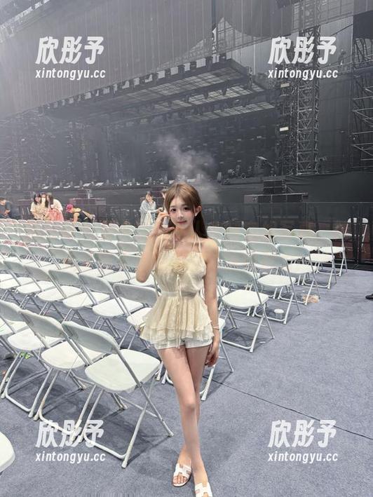 微密圈 - 是小逗逗私人定制空姐写真，精美套图带你感受她的独特魅力！