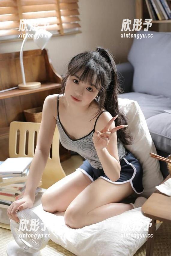 果团网 - 周晓唯天台漫游：捕捉无圣光的写真作品合集