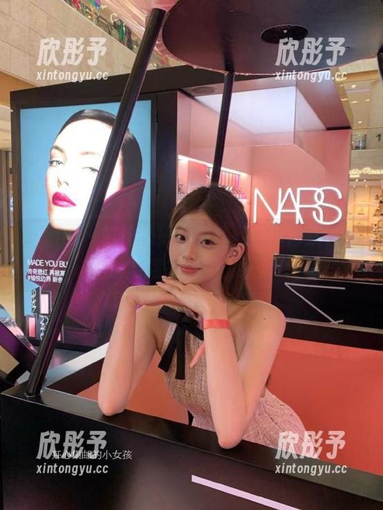 果团网 - 萌神妹妹办公室私房照合集，静谧与活力的完美结合