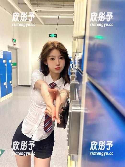 森萝财团 - 在线观赏小七最新校服写真作品，捕捉青春的纯真瞬间！
