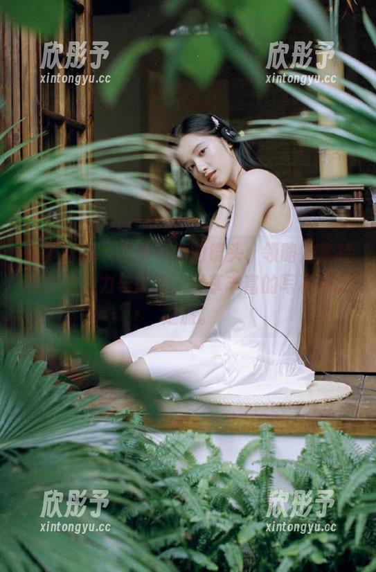 森萝财团 - 跟随小满的镜头，领略她套装在线的魅力与风格，尽享丰富的写真资源之旅。
