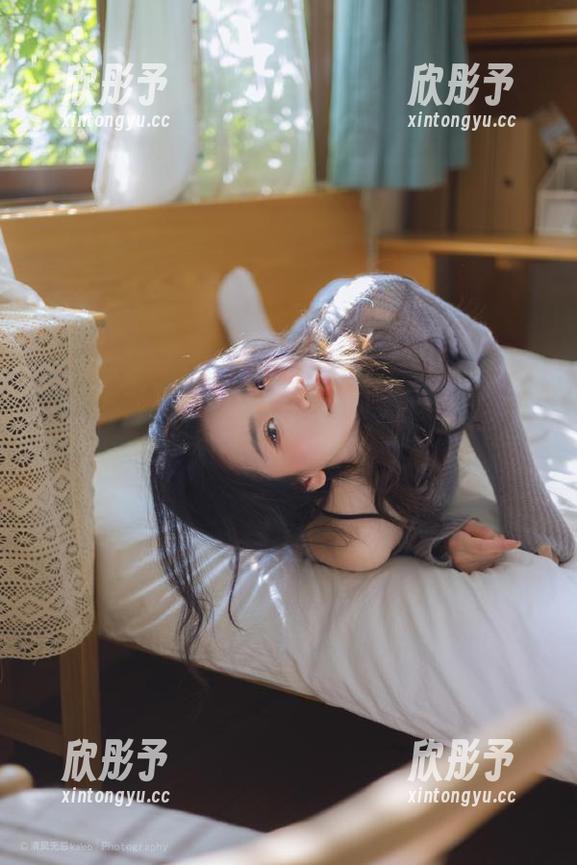 惊喜来袭！森萝财团白丝高考学妹写真，快来免费下载拥有她的笑容！