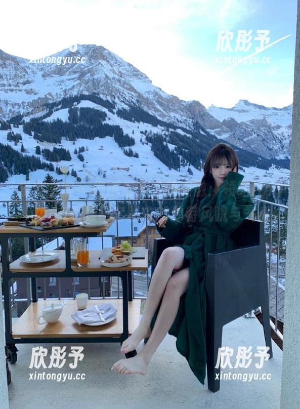 模范学院 - 细腻与奔放的交融：领略lingyu69高跟鞋套图中的独特风貌与气质
