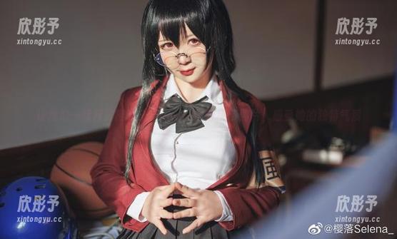让我们一起欣赏樱落Selena的最新吊带照片，感受她的独特气质