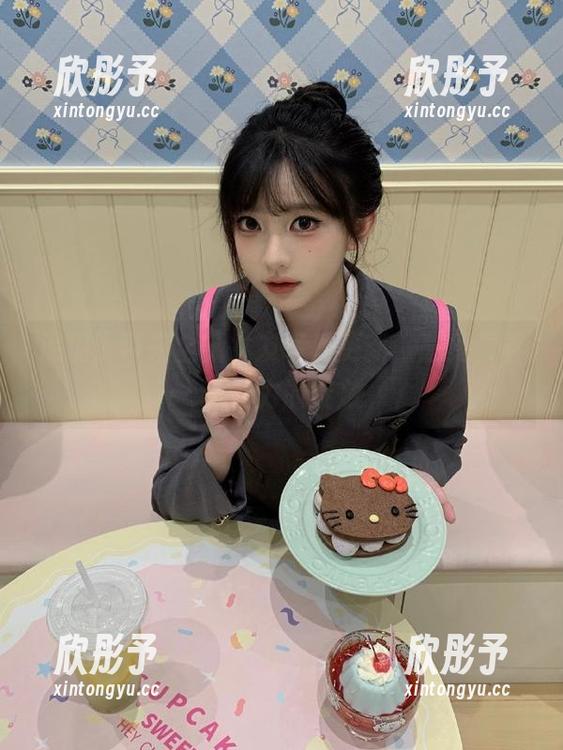 泥泥汝带来全新女友写真更新，感受青春与活力的绽放