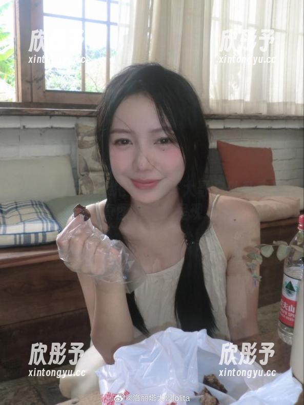 经典与现代交织：洛丽塔大哥户外私房写真图包精彩呈现