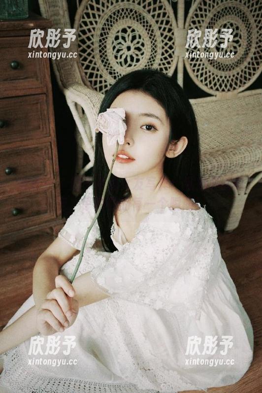 爱蜜社 - 周于希的女友写真：私拍界的新宠，惊艳你的每一个瞬间！
