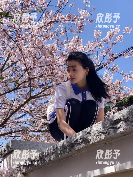 爱蜜社 - 在黑白世界中：果儿Victoria的写真作品展现内心深处的静谧与优雅