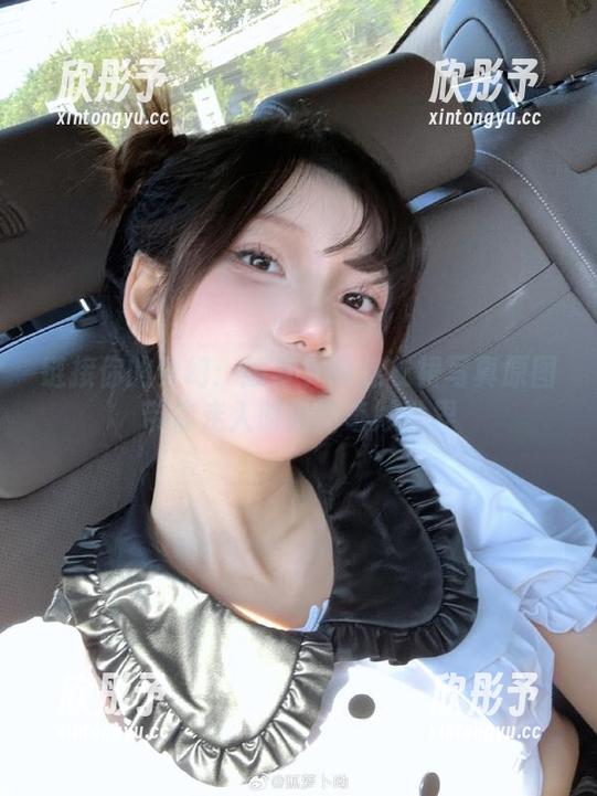链接你的梦幻：狐萝卜呦连衣裙写真原图带你走入时尚的奇妙世界
