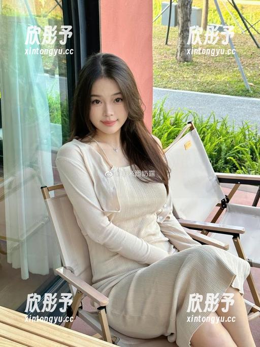 无圣光大凤旗袍图包，白烨烨诠释旗袍的时尚与经典