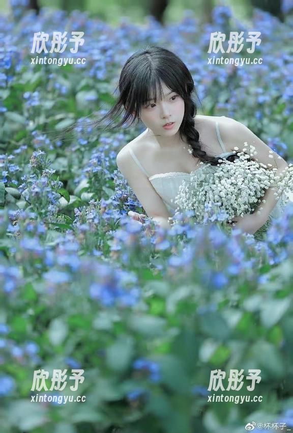 “白莉爱吃巧克力”独家写真集，蕾姆兔女郎精选瞬间让你心动！