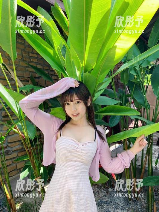 秀人网 - 快来欣赏夏天的精华，77qiqi的写真原图让您领略她无与伦比的个性与风情！