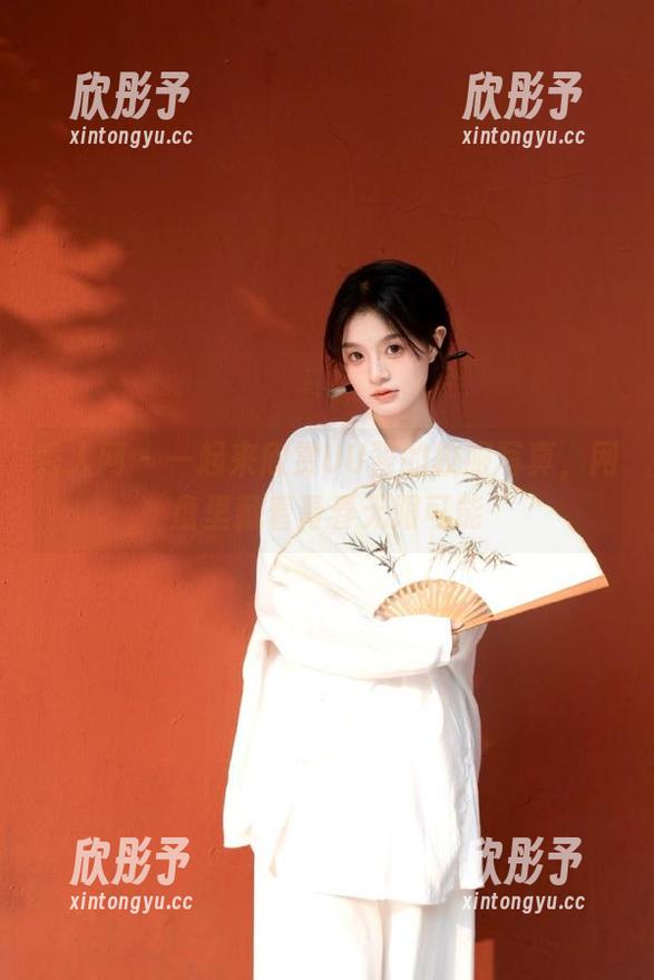 秀人网 - 一起来欣赏UU酱的校服写真，网盘里藏着青春无限可能